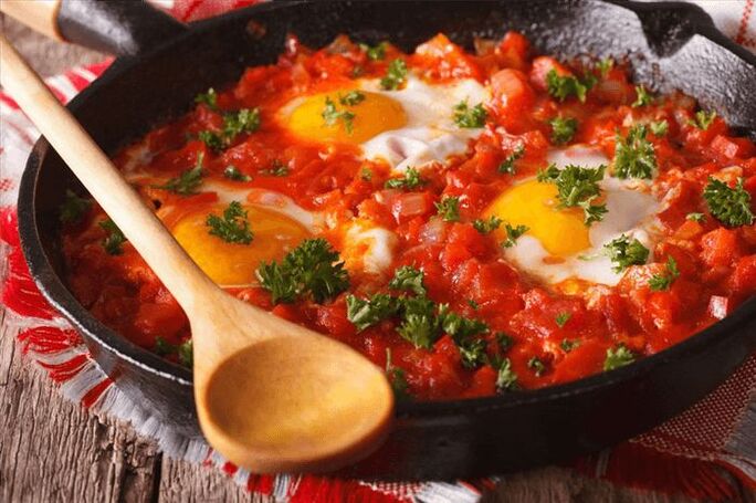 ovos mexidos com tomate e pimentão