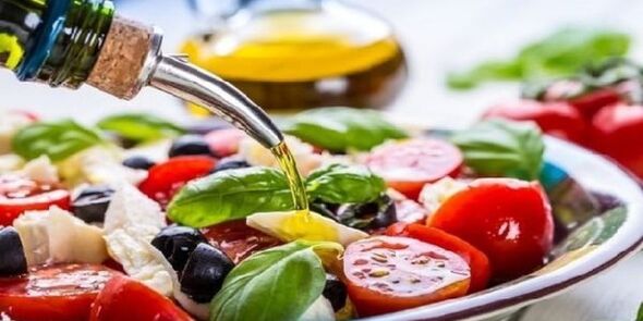 Ao preparar pratos da dieta mediterrânea, deve-se usar azeite. 