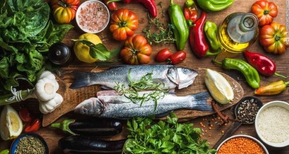 O peixe e os vegetais são os principais produtos da dieta mediterrânica para emagrecer. 