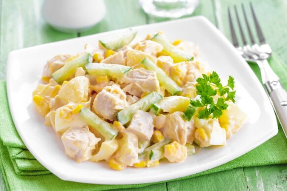 Salada de verão - um prato leve e inusitado no cardápio da dieta mediterrânea