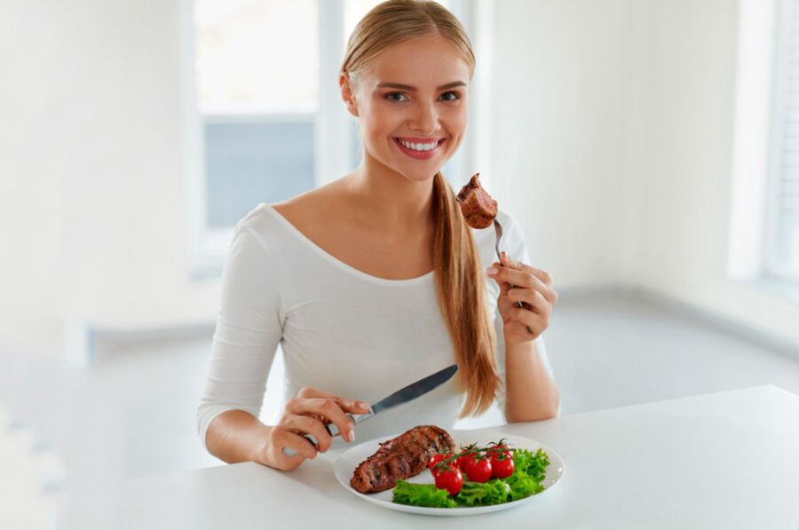 Durante o período Alternativo da dieta Dukan, você precisa comer pratos de proteínas e vegetais
